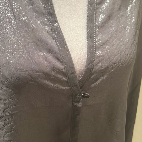 Krisa Women's M Long Sleeve Split Neck Popover Blouse Gray Metallic Animal Print - Picture 8 of 12